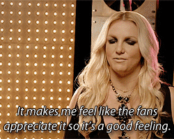 Britney Spears GIF. Artiesten Britney spears Gifs Onhandig Nerveus Lachend Glimlachen 