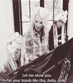 Britney Spears GIF. Artiesten Britney spears Gifs Achterdochtig Glimlachen Blond Hou je mond 