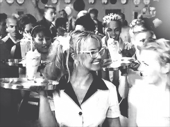 Britney Spears GIF. Artiesten Britney spears Gifs Achterdochtig Glimlachen Blond Hou je mond 