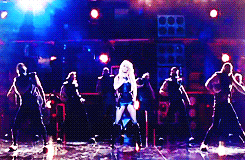 Gladiator GIF. Artiesten Films en series Gladiator Beyonce Britney spears Roze Gifs Commercieel Pepsi 