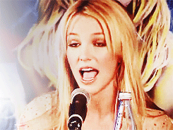 Britney Spears GIF. Dansen Artiesten Britney spears Gifs Glimlachen Grappig gezicht Mic 