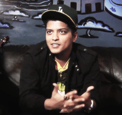 Bruno Mars GIF. Interview Artiesten Bruno mars Gifs Lachend Haha 