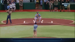 Carly Rae Jepsen GIF. Artiesten Baseball Gifs Carly rae jepsen Mislukken Eerste worp Honkbal fail 