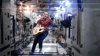 Muziek Artiesten Ruimte Gifs David bowie nasa space oddity Chris Hadfield chris bowie iss 