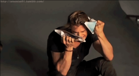 Chris Hemsworth GIF. Gifs Filmsterren Chris hemsworth Fran kranz Anna hutchison 
