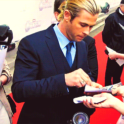 Chris Hemsworth GIF. Gifs Filmsterren Chris hemsworth Autograaf 