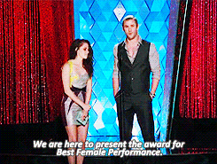 Chris Hemsworth GIF. Kristen stewart Gifs Filmsterren Chris hemsworth Schemering Rij 