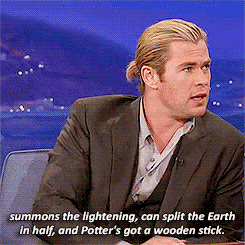 Tom Hiddleston GIF. Gifs Filmsterren Chris hemsworth Tom hiddleston Bromance Hiddles 
