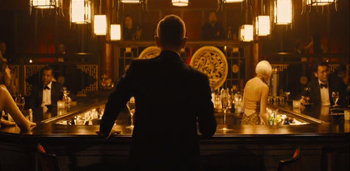 Daniel Craig GIF. James bond Gifs Filmsterren Daniel craig Bar Casino royale Martini Macau 