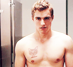 Dave Franco GIF. Gifs Filmsterren Dave franco Vriendje Shirtless 