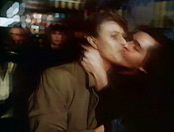 David Bowie GIF. Beroemdheden Artiesten Gifs David bowie &amp;#39;80 Mick jagger Dansen in de straat 
