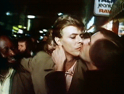 David Bowie GIF. Artiesten Twin peaks Gifs David bowie Kyle maclachlan Middel cooper Phillip jeffries 