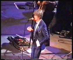David Bowie GIF. Beroemdheden Artiesten Gifs David bowie &amp;#39;80 Mick jagger Dansen in de straat 