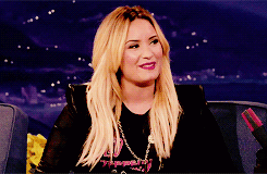 Selena Gomez GIF. Artiesten Sonny with a chance Demi lovato Miley cyrus Selena gomez Gifs Swag 