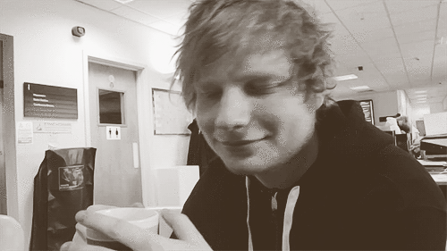 Ed Sheeran GIF. Artiesten Gifs Ed sheeran Kleine hobbel 