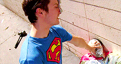 Elijah Wood GIF. Elijah wood Gifs Filmsterren Frodo baggins The lord of the rings De gemeenschap van de ring Frodo bolso 
