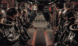 Tom Cruise GIF. Film Gifs Filmsterren Tom cruise Alles Emily blunt Edge of tomorrow Live sterven repeat Rita vrataski 