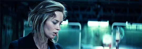 Tom Cruise GIF. Gifs Filmsterren Tom cruise Emily blunt Edge of tomorrow Live sterven repeat Rita vrataski 