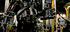 Tom Cruise GIF. Gifs Filmsterren Tom cruise Emily blunt Edge of tomorrow Live sterven repeat Rita vrataski 