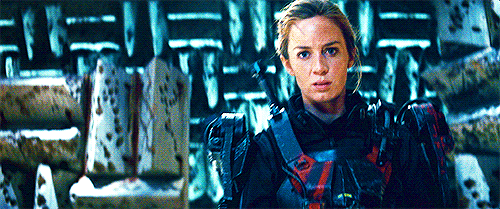 Tom Cruise GIF. Gifs Filmsterren Tom cruise Emily blunt Edge of tomorrow Live sterven repeat Rita vrataski 