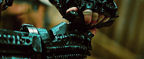 Tom Cruise GIF. Gifs Filmsterren Tom cruise Emily blunt Edge of tomorrow Live sterven repeat Rita vrataski 