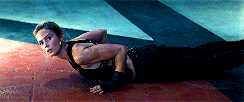 Tom Cruise GIF. Gifs Filmsterren Tom cruise Emily blunt Edge of tomorrow Live sterven repeat Rita vrataski 