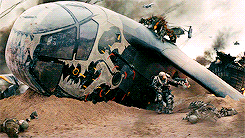 Tom Cruise GIF. Gifs Filmsterren Tom cruise Emily blunt Edge of tomorrow Live sterven repeat Rita vrataski 