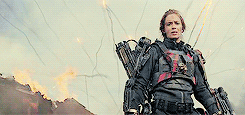 Tom Cruise GIF. Gifs Filmsterren Tom cruise Emily blunt Edge of tomorrow Live sterven repeat Rita vrataski Alles wat j 