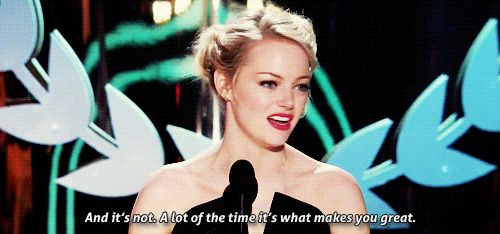 Emma Stone GIF. Flirten Gifs Filmsterren Emma stone Glimlachen Awards 