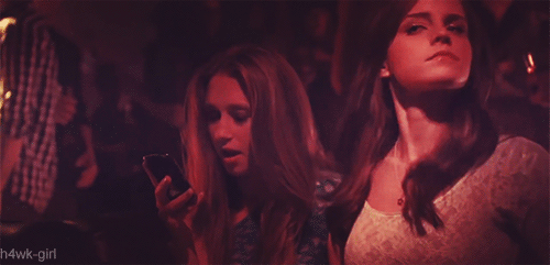 Emma Watson GIF. Bioscoop Emma watson Gifs Filmsterren The bling ring Flipping hair Twee meisjes Lezen van tekst in mob 