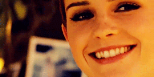 Emma Watson GIF. Bioscoop Model Emma watson Gifs Filmsterren Lachend Pixie cut 