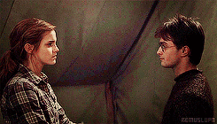 Emma Watson GIF. Interview Emma watson Gifs Filmsterren 