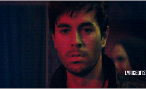 Artiesten Tv Sexy Gifs Enrique iglesias ernstig kijken verlegen enrique iglesias 