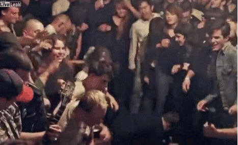 Vuurwerk Gifs geschokt verwonderd vent binnen gig mosh pit rotjes 