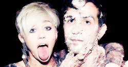 Miley Cyrus GIF. Artiesten Hannah montana Miley cyrus Bril Gifs Zwart en wit 
