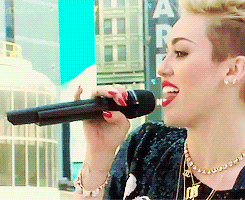 Miley Cyrus GIF. Artiesten Hannah montana Miley cyrus Gifs Rode lippen 
