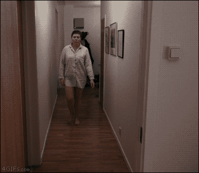 Films en series Home alone Gifs griezelig spook schaduw gang lichtschakelaar 