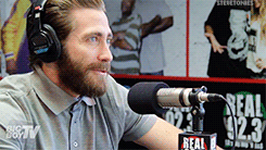 Jake Gyllenhaal GIF. Sexy Gifs Filmsterren Jake gyllenhaal Strip Vampire weekend Het opgeven van het pistool 
