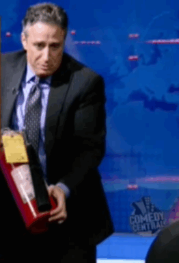 Jon Stewart GIF. Gifs Filmsterren Jon stewart Lachend Giechelen The daily show 