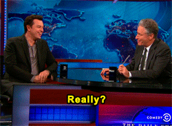Jon Stewart GIF. Gifs Filmsterren Jon stewart Geamuseerd Popcorn 