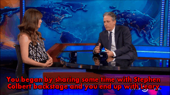 Jon Stewart GIF. Gifs Filmsterren Jon stewart Geamuseerd Popcorn 