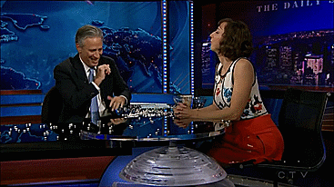 Jon Stewart GIF. Gifs Filmsterren Jon stewart Geamuseerd Popcorn 