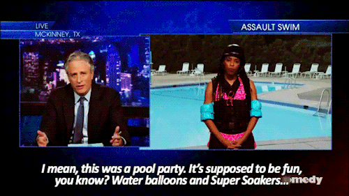 Jon Stewart GIF. Gifs Filmsterren Jon stewart Geamuseerd Popcorn 