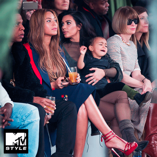 Huilen Artiesten Gifs Kanye west Kim Kardashian modeshow noord west 