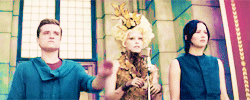 Jennifer Lawrence GIF. The hunger games Omhelzing Gifs Filmsterren Jennifer lawrence Katniss Peeta Josh hutcherson 