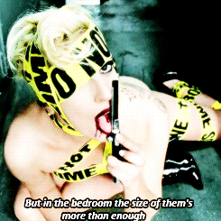 Lady Gaga GIF. Artiesten Lady gaga Gifs Mislukken Prestatie Mic Een backup danser 