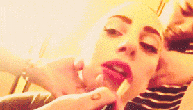 Lady Gaga GIF. Muziek Artiesten Lady gaga Gifs 2013 Ama American music awards Rode loper Wit paard 