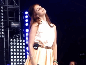 Lana Del Rey GIF. Artiesten Koningin Gifs Lana del rey Glimlach Leven Gelukkig Lachend Podium Prestatie Born to die 