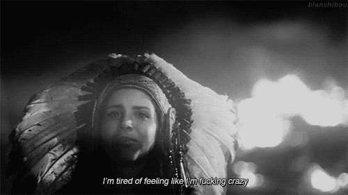 Artiesten Gifs Lana del rey ophalen schouderophalend idk 