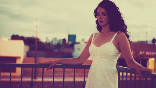 Artiesten Gifs Lana del rey glimlach knal lachend mooi zwart en wit 